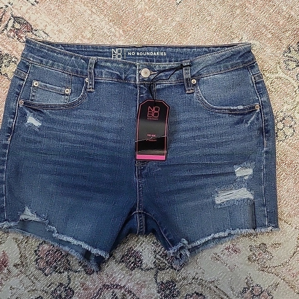No Boundaries Mid-Rise Distressed 4" Inseam Frayed Hem Jean Short - Size 13